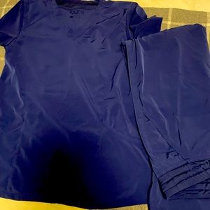 Navy size small scrubs in great condition!